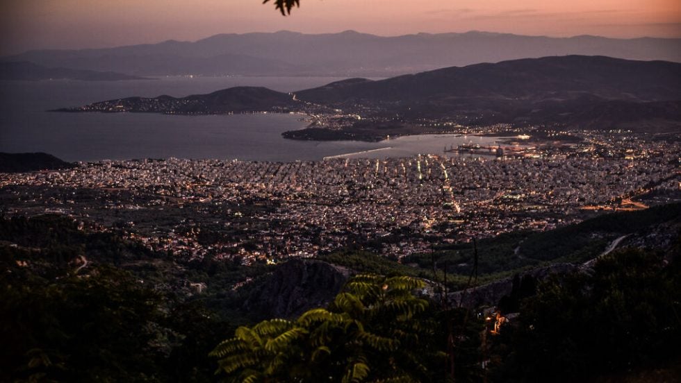 Το λιμάνι του Βόλου λίγο μετά το ηλιοβασίλεμα, αν και η κατάσταση όπως έχει διαμορφωθεί με τους χειρισμούς του Υπερταμείου θυμίζει λίγο το «νύχτωσε χωρίς φεγγάρι»